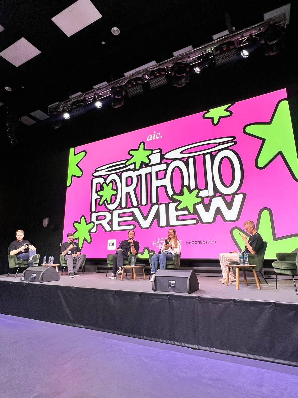 Журю сегодня с гениями дизайна на портфолио ревью от aic
Лайв транса тут:
https://vk.com/video-42809683456239552 | Сетка — социальная сеть от hh.ru