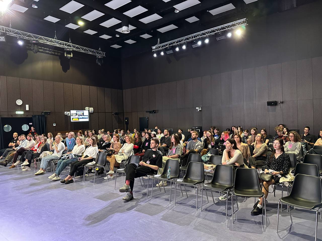 Журю сегодня с гениями дизайна на портфолио ревью от aic
Лайв транса тут:
https://vk.com/video-42809683456239552 | Сетка — социальная сеть от hh.ru