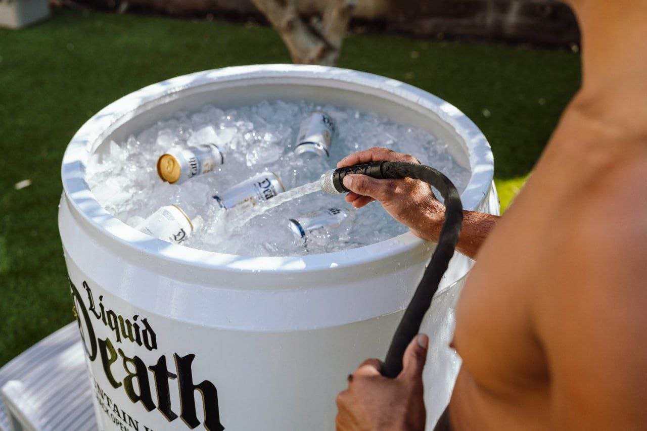 Liquid Death выкатили гигантскую холодильную бочку для пива на 316 литров. Идеально, чтобы охладить пиво на компанию или взбодриться самим | Сетка — социальная сеть от hh.ru