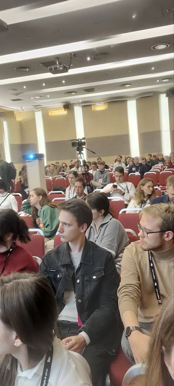 А столько человек пришли послушать про синдром самозванца. Коллеги, а вам интересно разобраться с этим синдромом? | Сетка — социальная сеть от hh.ru