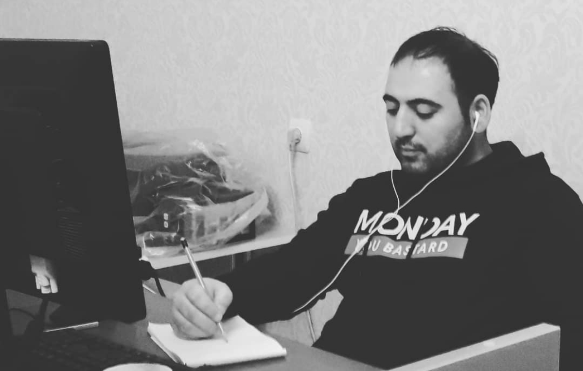Иногда путают графического дизайнера с «курcором».
Графический дизайнер — это человек искусства, современная форма художника. У него есть фантазия, он думает, сам создает | Сетка — социальная сеть от hh.ru