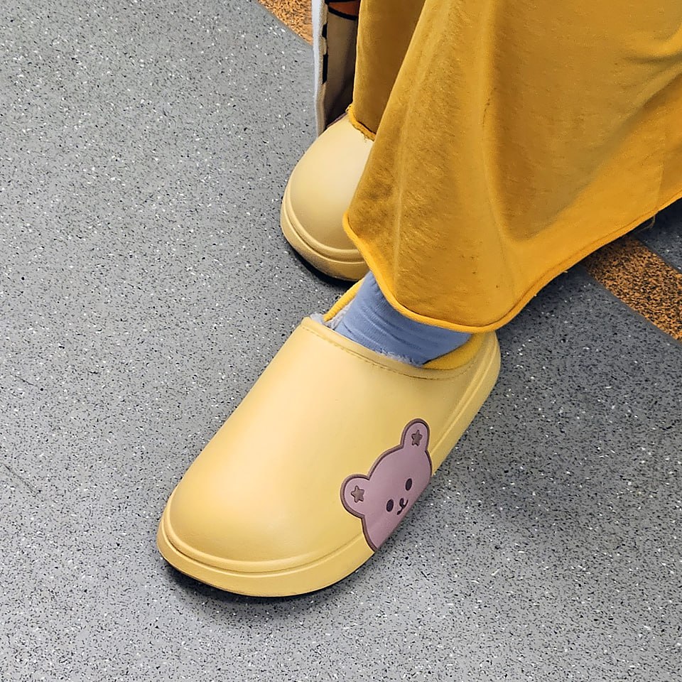 Осенние тапочки.
Няшное, мишковое
#обувь #сентябрь #2024г #ногимосковскогометро #NMMetro #метро #москва #жёлтый #тапки #женское | Сетка — социальная сеть от hh.ru