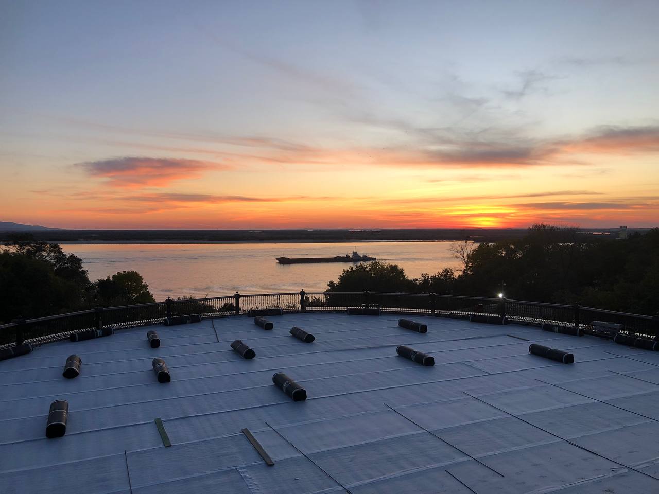 Через край
День 1.
Несколько фотографий с сегодняшнего дня в Хабаровске.
#экскурсия
#черезкрай
#проект | Сетка — социальная сеть от hh.ru