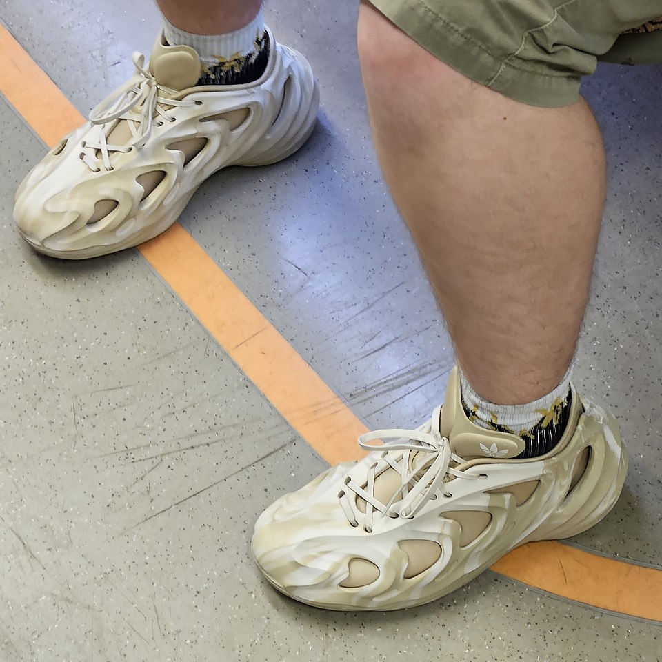Адики греют!
И это — Adidas Adifom Q 'Savannah'
#обувь #сентябрь #2024г #ногимосковскогометро #NMMetro #метро #москва #кремовый #кроссы #Adidas | Сетка — социальная сеть от hh.ru