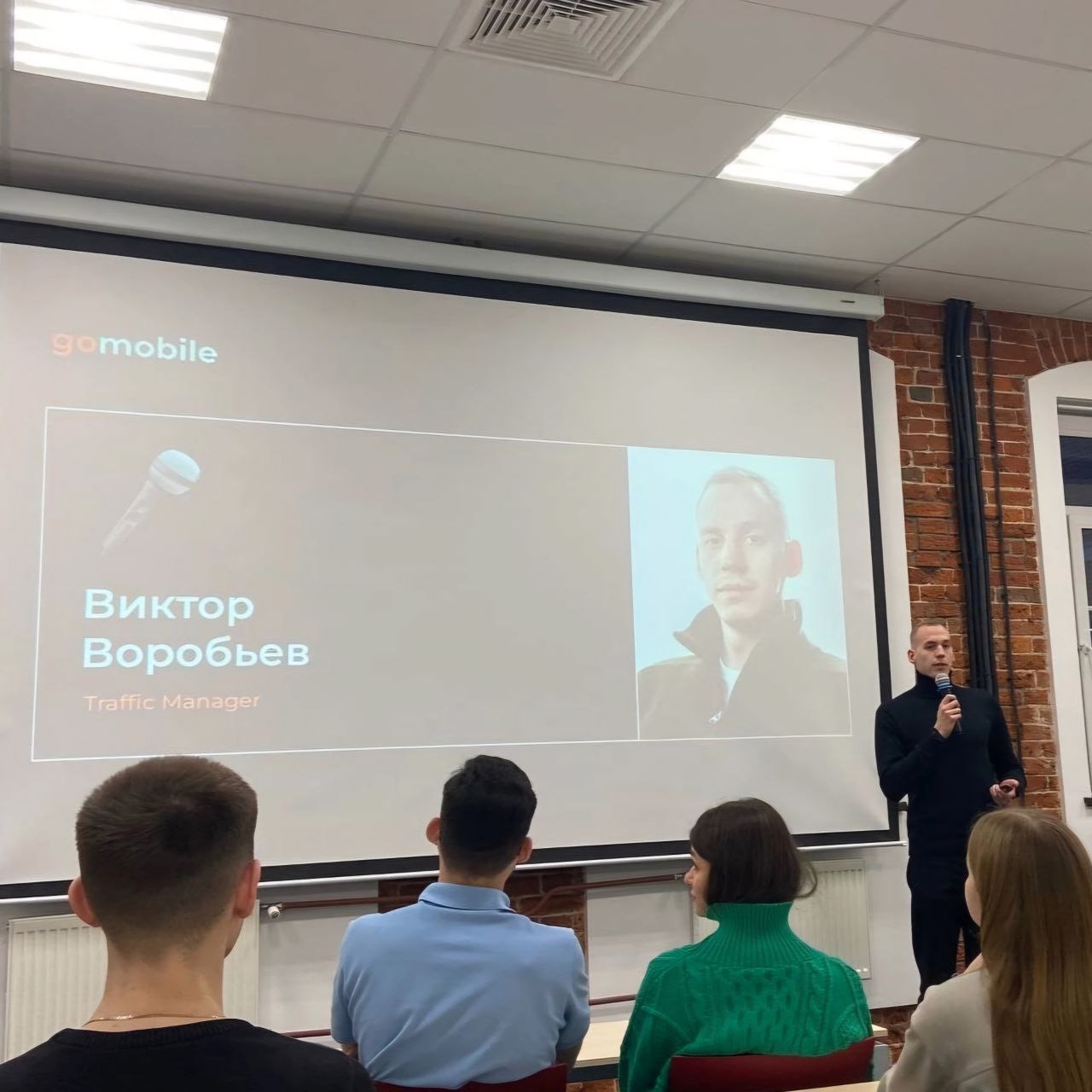 Пост-знакомство
Я — Виктор Воробьев, growth-маркетолог и автор подкаста Хэдовня, топового подкаста для руководителей по версии Игоря Манна. Моя цель — стать директором по маркетингу до 30 лет | Сетка — социальная сеть от hh.ru