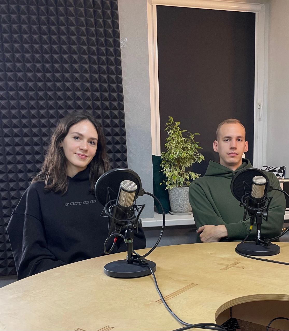 Пост-знакомство
Я — Виктор Воробьев, growth-маркетолог и автор подкаста Хэдовня, топового подкаста для руководителей по версии Игоря Манна. Моя цель — стать директором по маркетингу до 30 лет | Сетка — социальная сеть от hh.ru