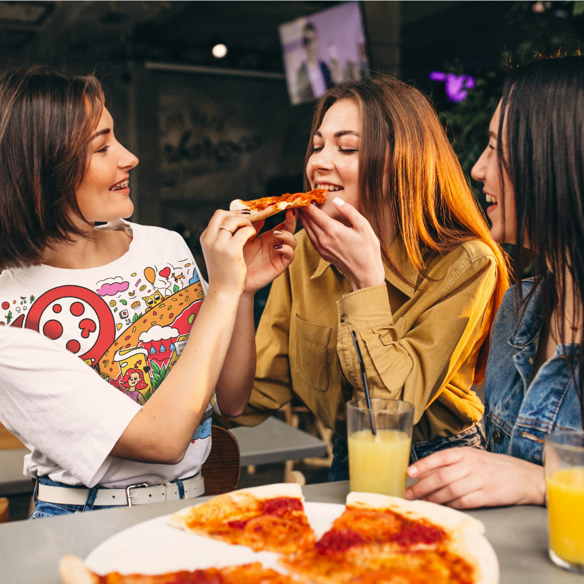 Дошли руки оформить иллюстрацию для компании "ПиццаФабрика" 🍕
Кейс вышел небольшим, так как иллюстрация изначально предназначена только для печати на стене в "длинном" горизонтальном формате | Сетка — социальная сеть от hh.ru