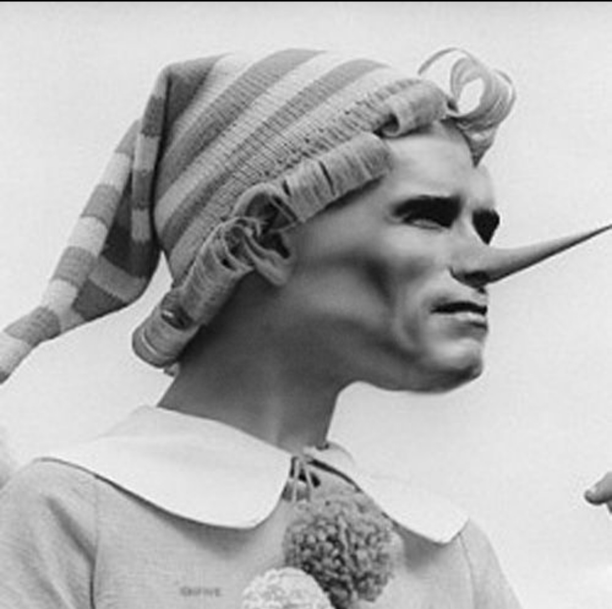 #фразадня  
Если вы все такие умные,
чо ж я один такой бедный??! | Сетка — социальная сеть от hh.ru