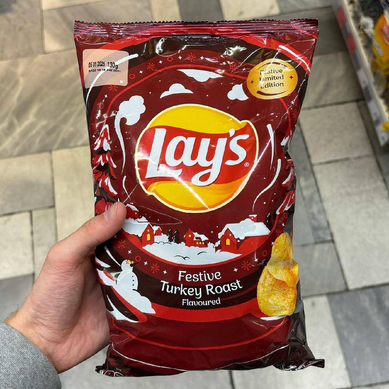 В польских магазинах нашли Lay's со вкусом новогоднего жаркого из индейки — специально на случай, если вам лень накрывать стол.
Подавать к столу вместе с Lay’s со вкусом игристого 😄
🍕зумеры в телеграм | Сетка — социальная сеть от hh.ru