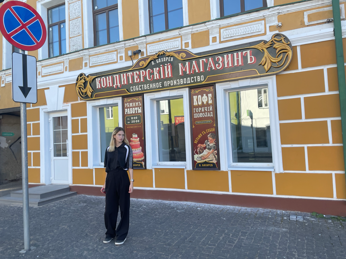 вот такую я вывеску недавно придумал. с технической точки зрения, это одна из самых припизднутых вывесок города. да и с дизайнерской таких хитровыебанных мало тут | Сетка — социальная сеть от hh.ru