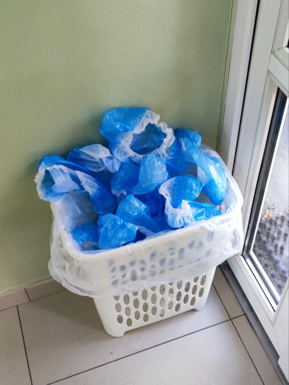 Встречалось ли вам что-то технологичнее швабры для борьбы с вечно вылетающими из корзины бахилами?
Как бы вы решили эту задачку?
~
Иди в избу | Сетка — социальная сеть от hh.ru