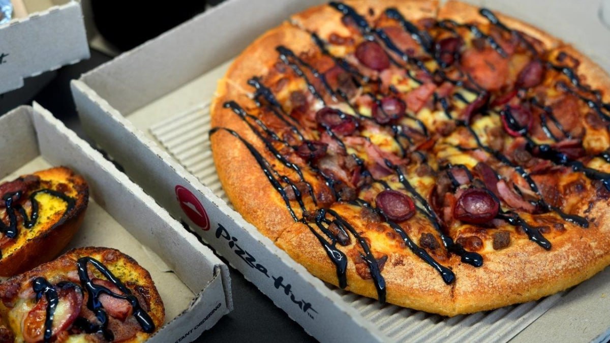 Ничего себе: Pizza Hut в Австралии выпускает пиццу «Веном» в честь выхода нового фильма в октябре. Главная фишка — пиццу поливают черной жижей из айоли, которая напоминает знаменитого антигероя | Сетка — социальная сеть от hh.ru