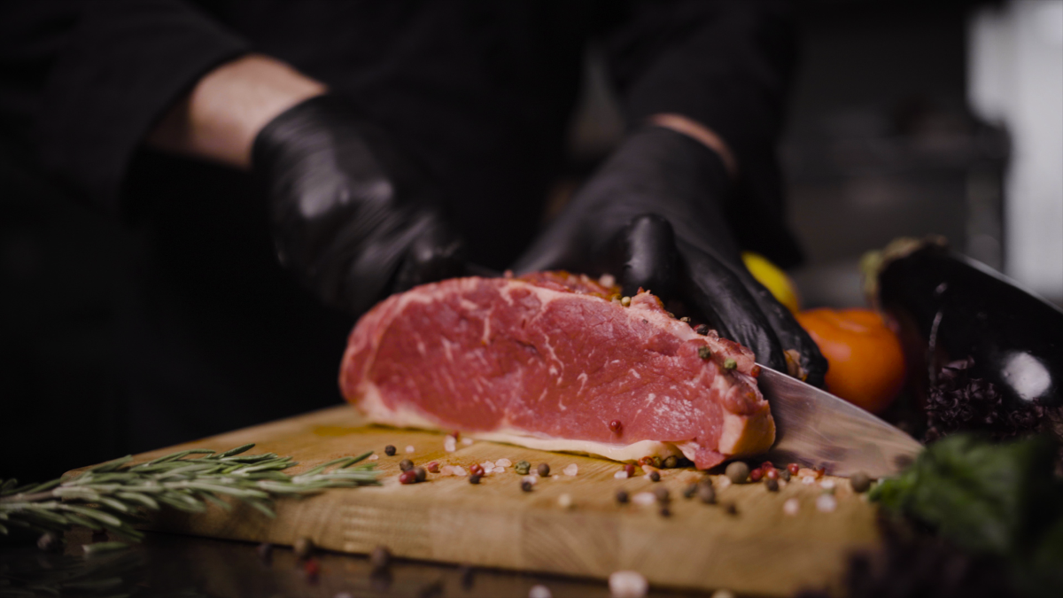 Хотелось бы рассказать вам про наш первый проект для мясного ресторана «The Бык» 🐂
Когда мы только начинали, у нас не было портфолио, и мы искали любые возможности для работы | Сетка — социальная сеть от hh.ru