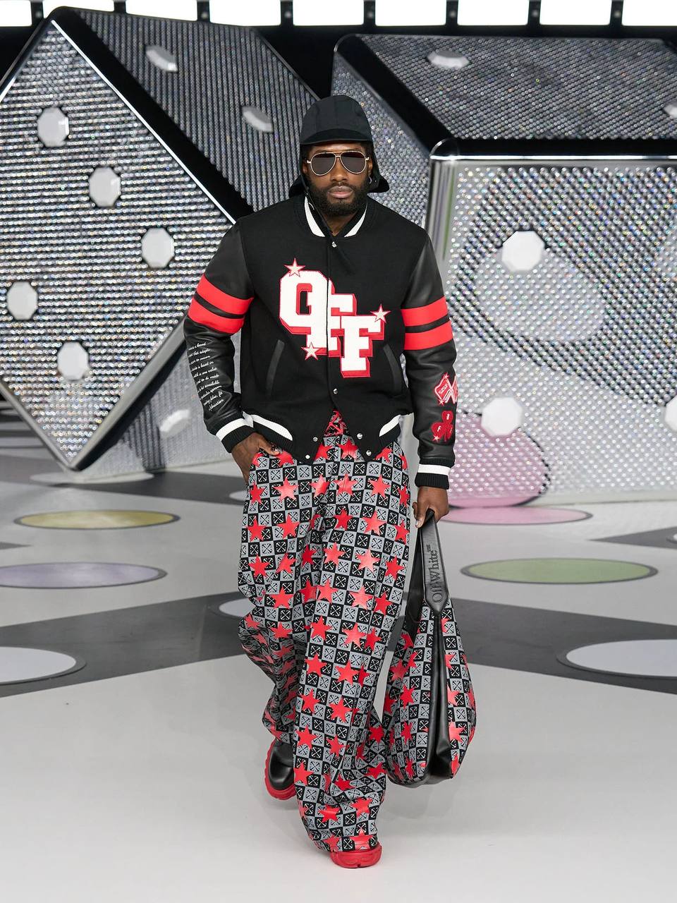 ⚡️LVMH продала Off-White нью-йоркской компании Bluestar Alliance, управляющей такими брендами, как Tahari, Bebe и Scotch & Soda. | Сетка — социальная сеть от hh.ru