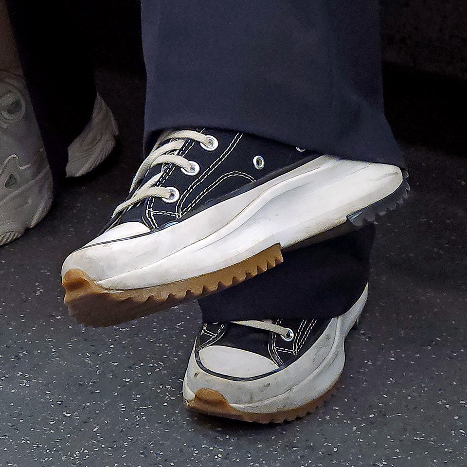 Высокая платформа — ответвление в эволюции кед. Интересно, эта ветвь тупиковая или будет развитие?
#обувь #октябрь #2024г #ногимосковскогометро #NMMetro #метро #москва #чб #bw #кеды | Сетка — социальная сеть от hh.ru