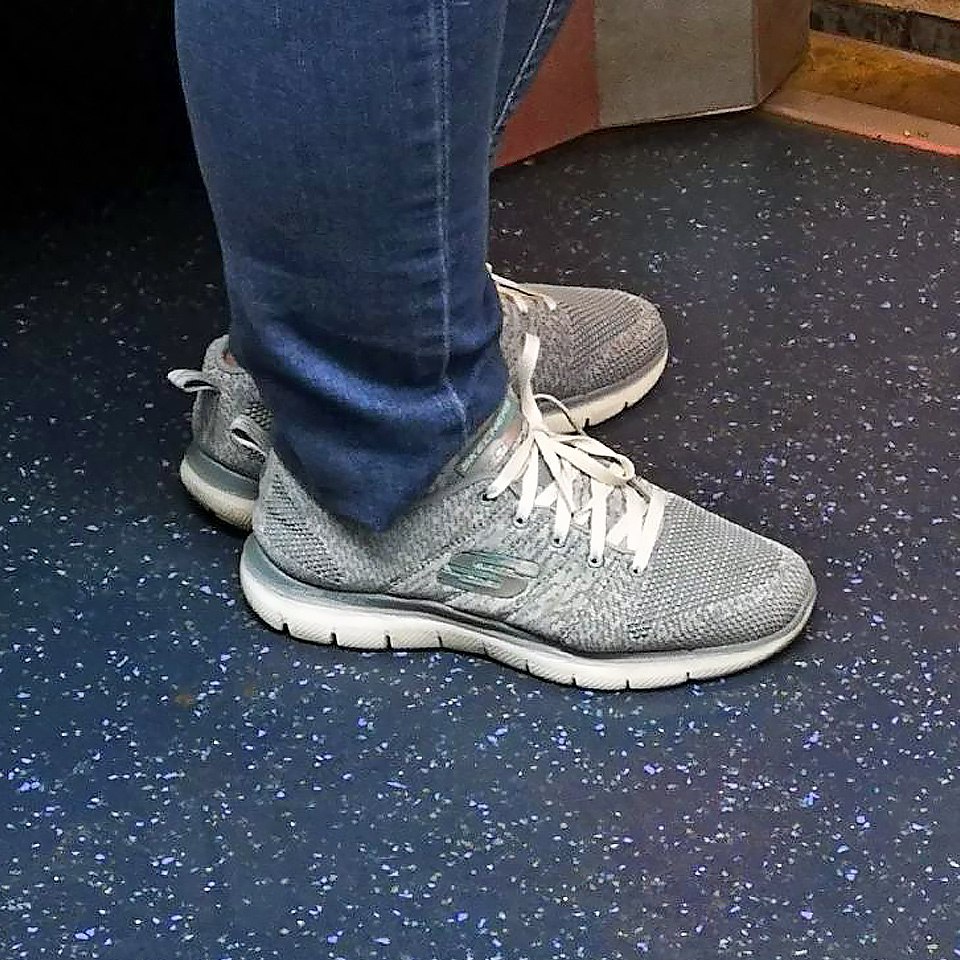 SKECHERS - не самый известный у нас бренд (официально ушедший), но тот, кто в теме, знает — удобней обуви не найти.
И сегодня ещё об этом бренде поговорим | Сетка — социальная сеть от hh.ru