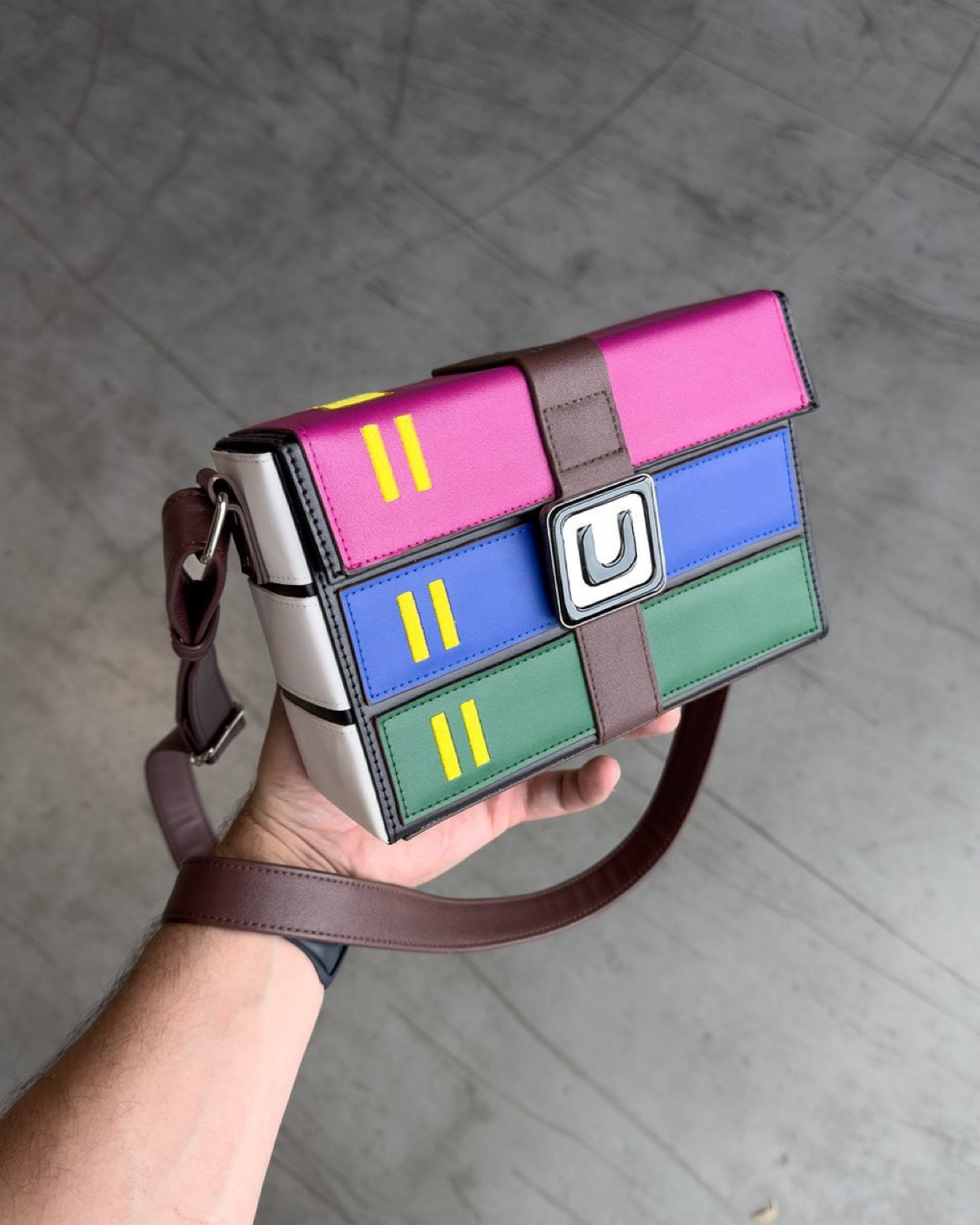 #WinRAR теперь в моде?! 🤯
Да, вы не ошиблись! Легендарный архиватор WinRAR решил расширить свой бизнес и запустить линию модных сумок! 👜
Теперь вы можете не только сжимать файлы, но и стильно носить с... | Сетка — социальная сеть от hh.ru