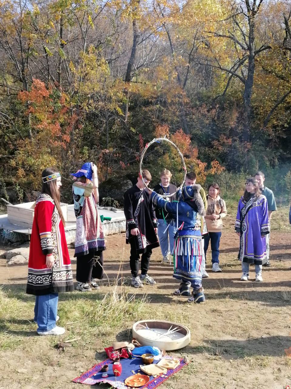 Фото много не бывает 🤳 
Ещё несколько фотографий с поездки в национальное нанайское село.
Нелегко пройти с рюкзаком через этот обруч. Трижды. Приятно вспомнить звук бубна | Сетка — социальная сеть от hh.ru