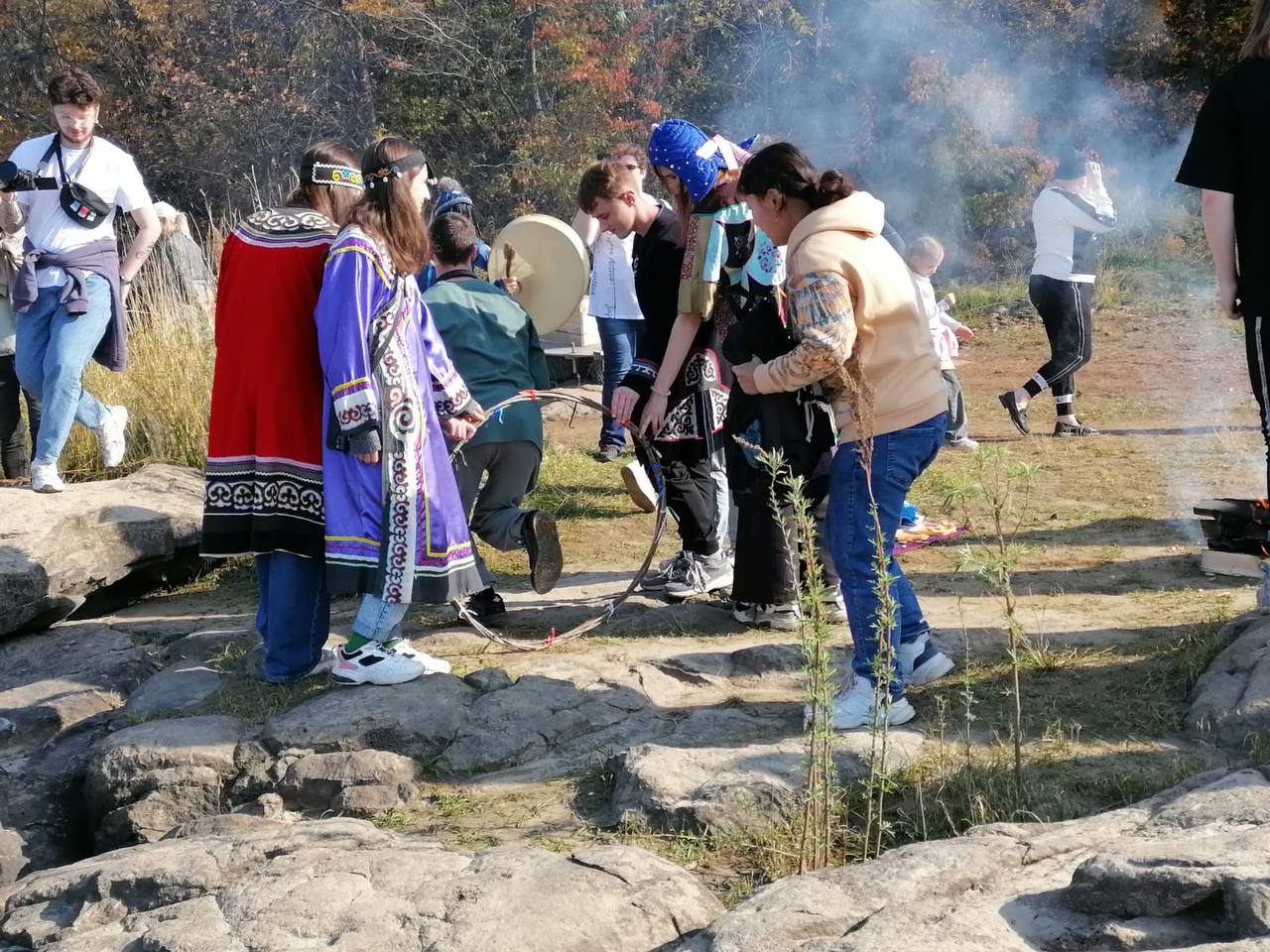Фото много не бывает 🤳 
Ещё несколько фотографий с поездки в национальное нанайское село.
Нелегко пройти с рюкзаком через этот обруч. Трижды. Приятно вспомнить звук бубна | Сетка — социальная сеть от hh.ru