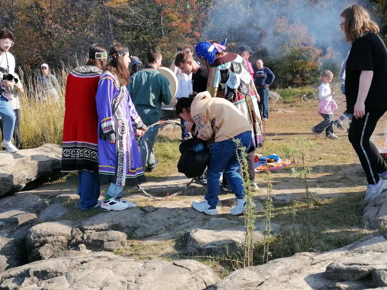 Фото много не бывает 🤳 
Ещё несколько фотографий с поездки в национальное нанайское село.
Нелегко пройти с рюкзаком через этот обруч. Трижды. Приятно вспомнить звук бубна | Сетка — социальная сеть от hh.ru