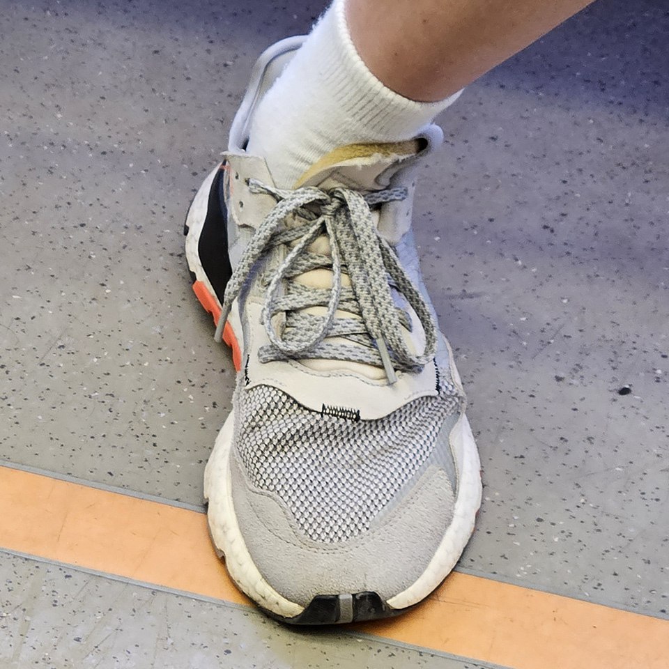 Утренняя грация!
#обувь #октябрь #2024г #ногимосковскогометро #NMMetro #метро #москва #серый #кроссы | Сетка — социальная сеть от hh.ru