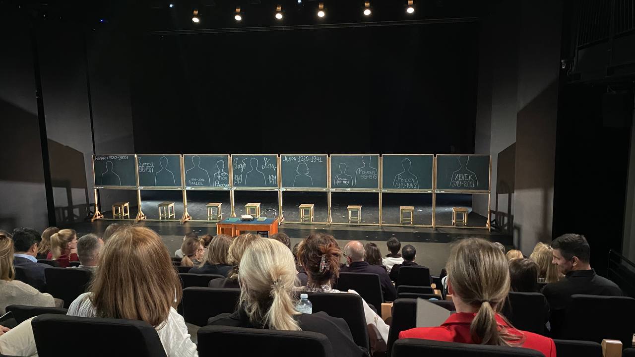 Вчера наконец попала на спектакль в театре Вахтангова «Наш класс». Я почти год ловила билеты на него.
В октябре было всего 2 даты, когда его ставят. Билеты закончились на обе за 3 минуты | Сетка — социальная сеть от hh.ru