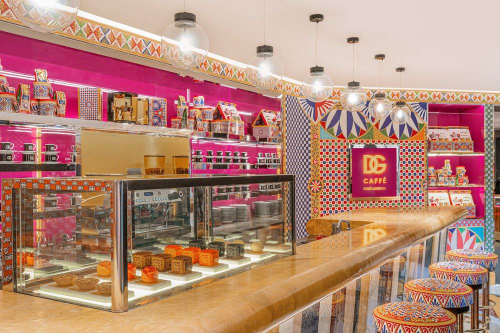 Интерьер первого кафе Dolce & Gabbana, его открыли в Шанхае.
В меню закуски, основные блюда и десерты, в том числе, довольно затейливые, например пирожные в форме лимонов и роз. | Сетка — социальная сеть от hh.ru