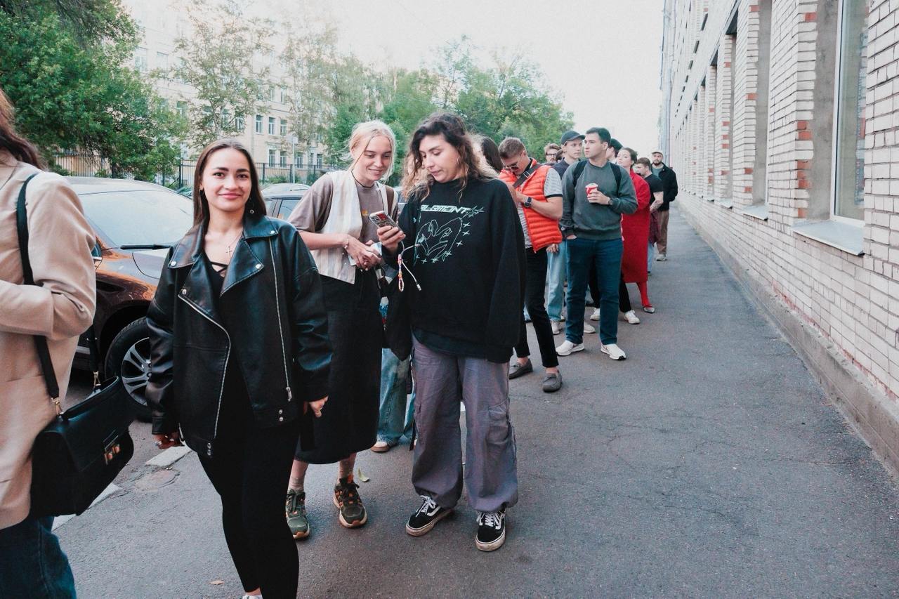 В сентябре поднял себя с рабочего стула и доехал до питерского митапа Альфы
Был не с какими-то ожиданиями и хорошим настроением, но оч был рад, что одобрили офлайн | Сетка — социальная сеть от hh.ru