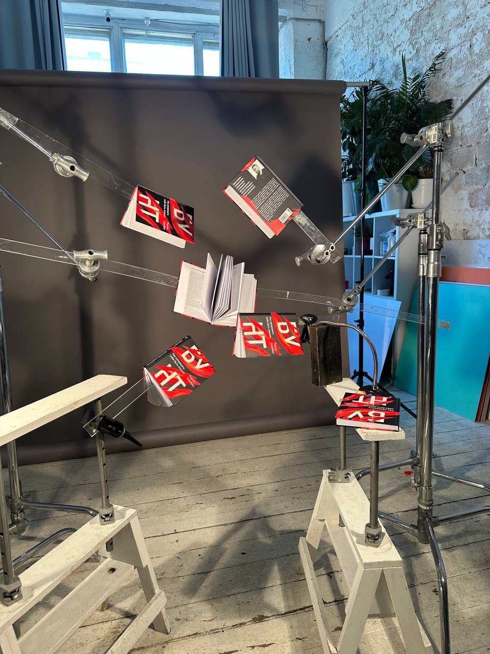 Съёмки «Бунта»
Пока я в отпуске, работа всё равно идёт. На днях снимали «Бунт» для сайта. На съёмках была моя помощница Таня | Сетка — социальная сеть от hh.ru