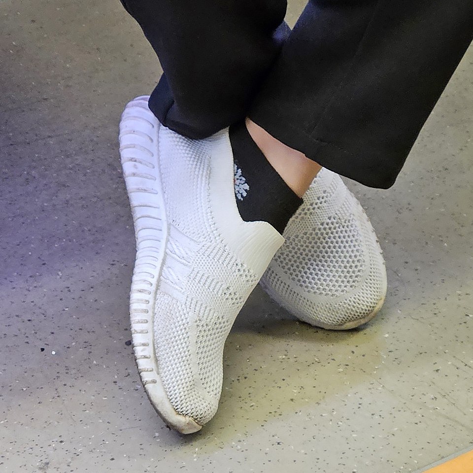 ТИПИЧНОЕ #3
#обувь #октябрь #2024г #ногимосковскогометро #NMMetro #метро #москва #типичное #белый #слипоны | Сетка — социальная сеть от hh.ru