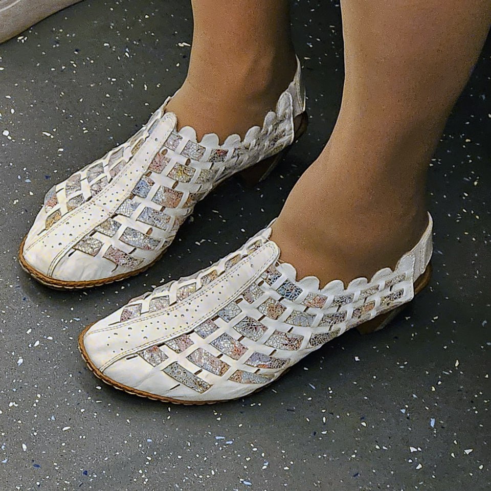 Ажурные "рейкеры"
#обувь #октябрь #2024г #ногимосковскогометро #NMMetro #метро #москва #белый #туфли #Rieker #женское | Сетка — социальная сеть от hh.ru