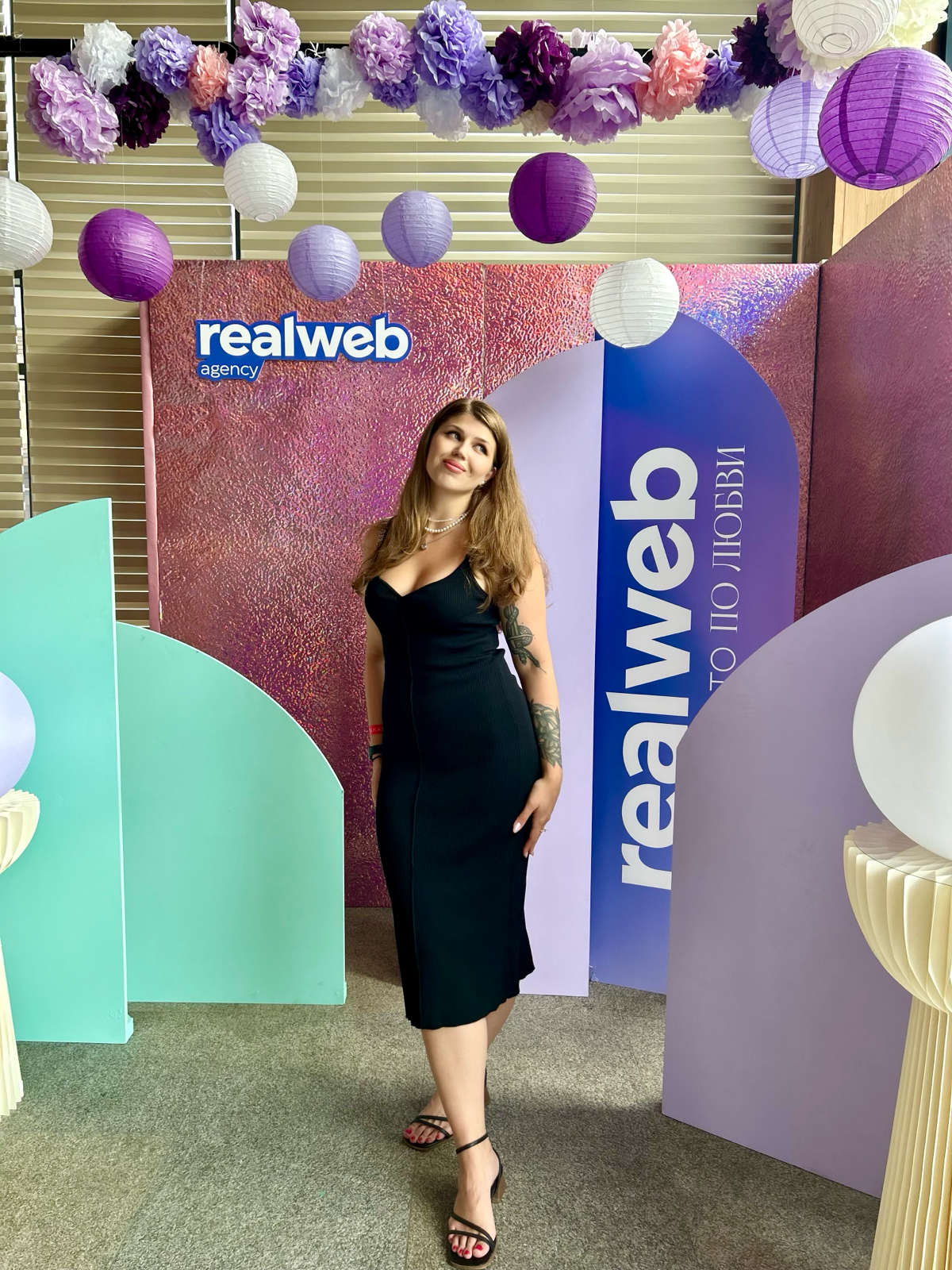 Сегодня год, как я в Realweb!
Счастлива работать тут по нескольким причинами:

команда с такими крутыми профессионалами мотивирует постоянно расти
атмосфера супер комфортная и дружелюбная (как мне ска... | Сетка — социальная сеть от hh.ru