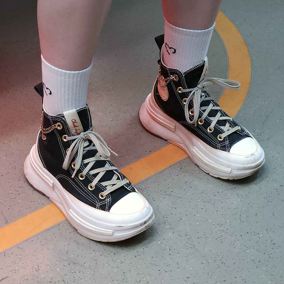"Конверсы" надо выгуливать в любую погоду!
И это — Converse Run Star Legacy CX
И о погоде ☁️
Сегодня в Москве переменная облачность
Утром +15 ☀️
Днём +21 🌤
Вечером +17 ☁️
#обувь #октябрь #2024г #ногим... | Сетка — социальная сеть от hh.ru