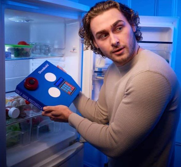 Domino's представила новшество в мире пиццы — специальные коробки с замком.🍕
Инновационные коробки идеально помещаются в холодильник и открываются только по специальному коду | Сетка — социальная сеть от hh.ru