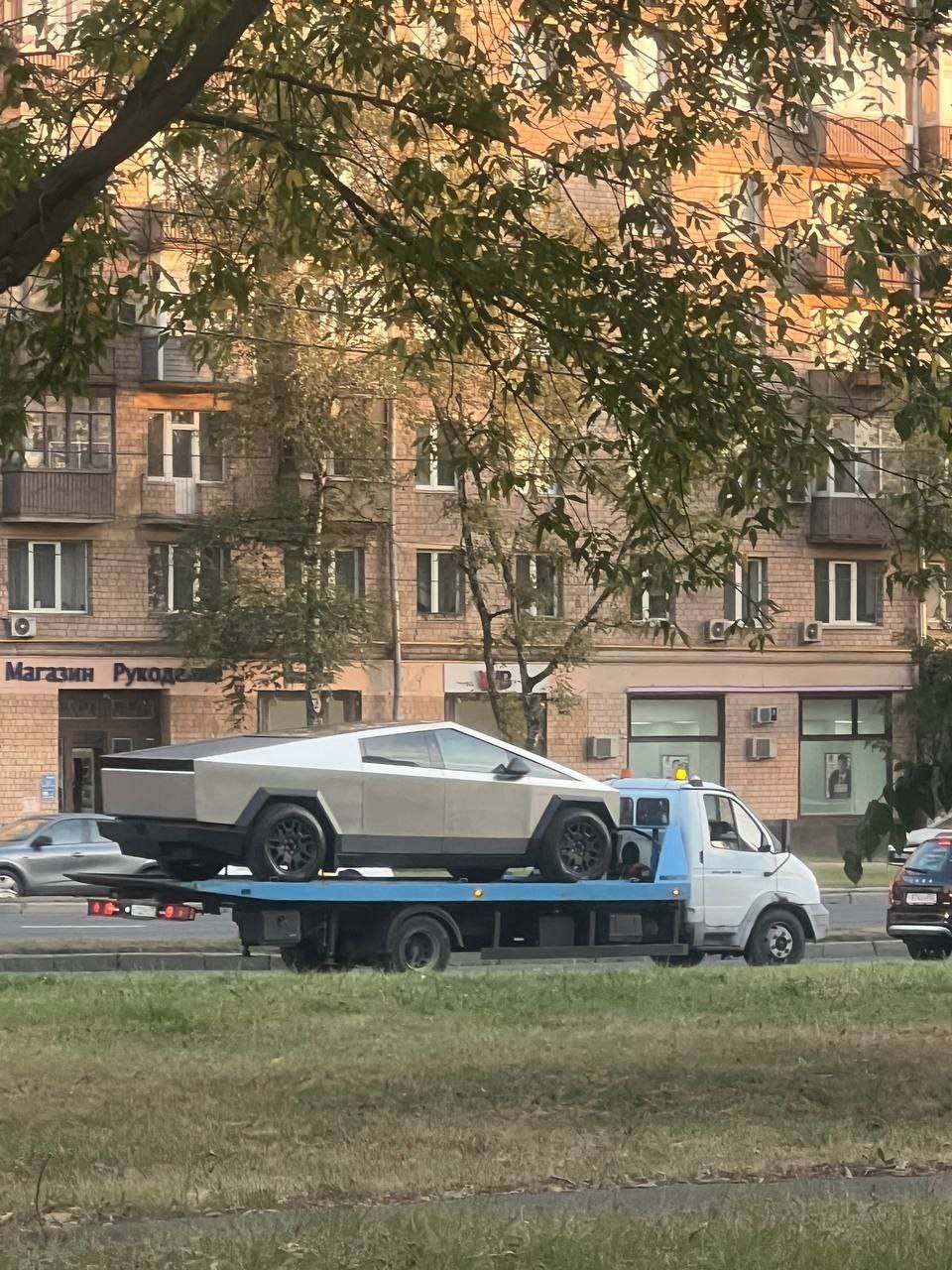 Илон Маск посрамлён. В Москве вчера заметили Cybertruck, который перевозила простая советская Газель.
Почему Tesla ехала верхом — неизвестно | Сетка — социальная сеть от hh.ru