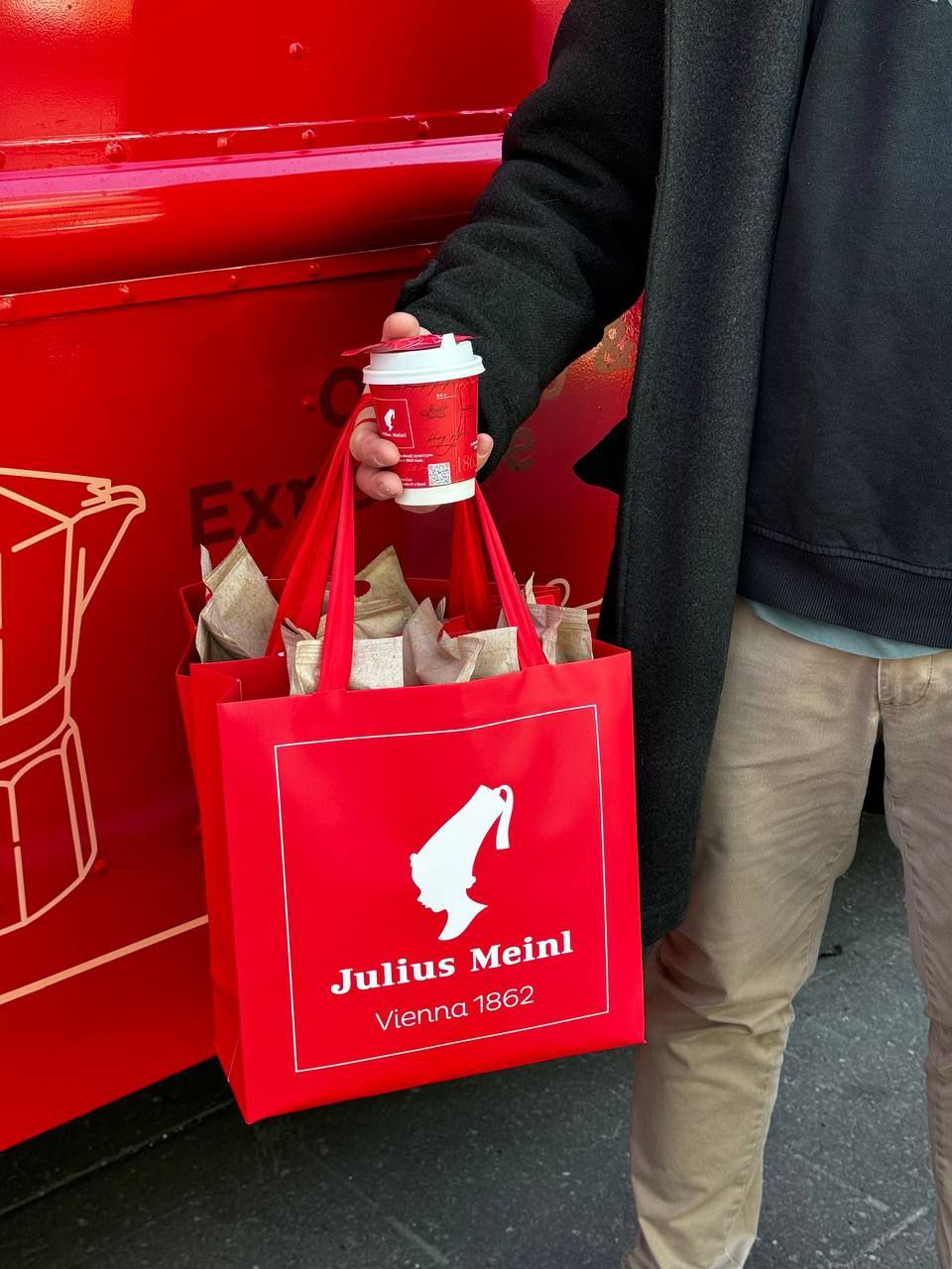 Кофе много не бывает — Julius Meinl в День кофе сварили более 430 стаканчиков и порадовали всех офисных работяг. Компания запустила кофе-трак между Москва-Сити и Бизнес-центром «Новоспасский двор» | Сетка — социальная сеть от hh.ru