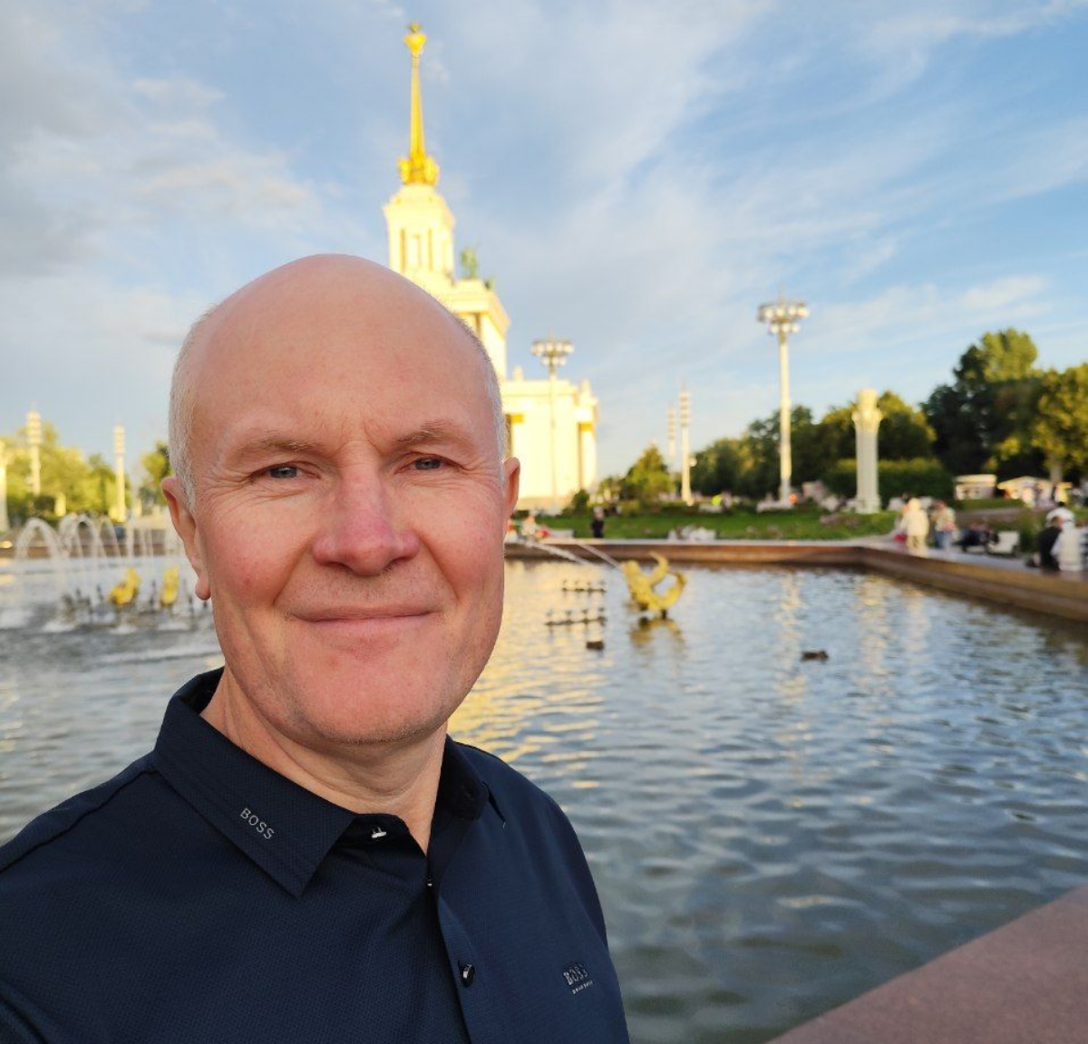 С Днём Учителя! 🙏
Сегодня мы чествуем всех, кто несет свет знаний и вдохновения! 📚
Но разве не каждый из нас, родители, является учителем для своих детей?  Мы передаем им свои знания, ценности, традиц... | Сетка — социальная сеть от hh.ru