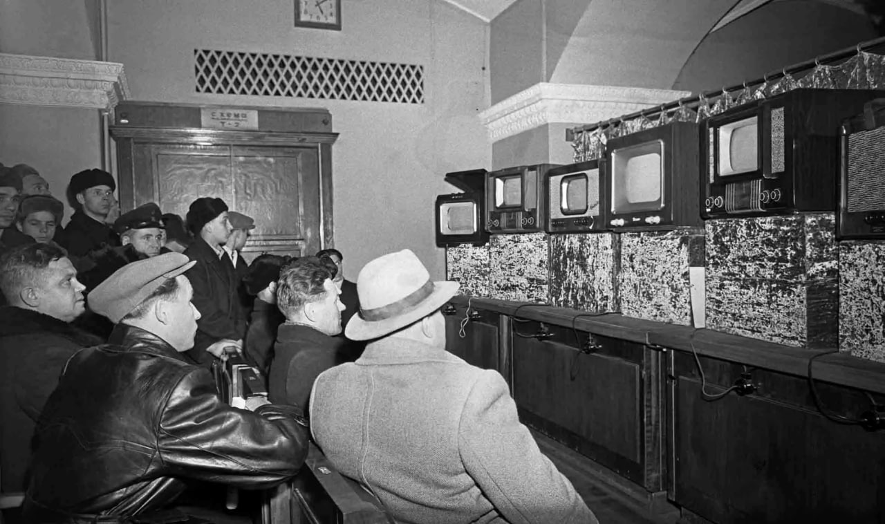 📺 #РетроСубботник
В ГУМе демонстрационный зал для просмотра телевизоров | Сетка — социальная сеть от hh.ru