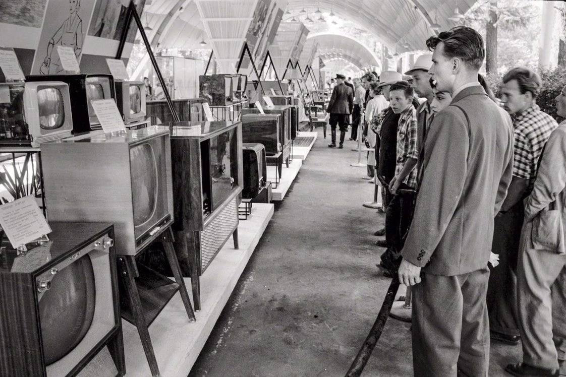 📺 #РетроСубботник
В ГУМе демонстрационный зал для просмотра телевизоров | Сетка — социальная сеть от hh.ru