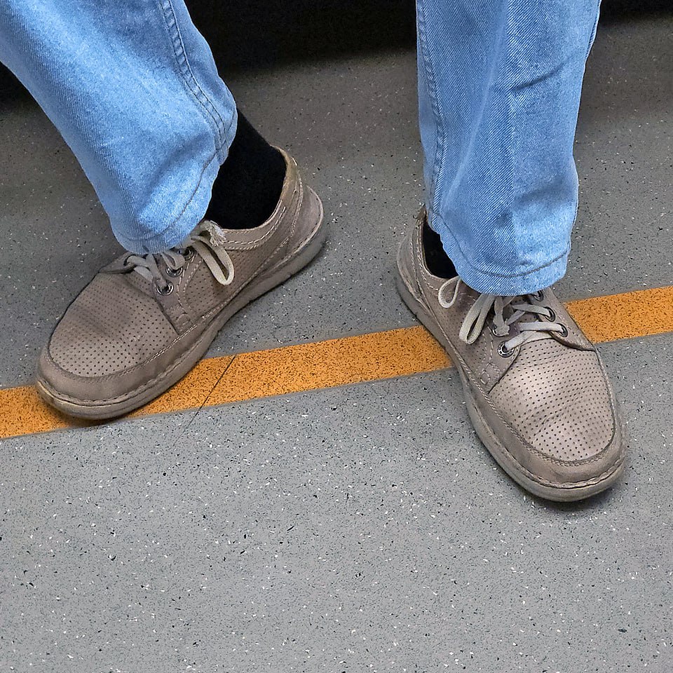 ТИПИЧНОЕ #5
#обувь #октябрь #2024г #ногимосковскогометро #NMMetro #метро #москва #типичное #бежевый #туфли #мужское | Сетка — социальная сеть от hh.ru