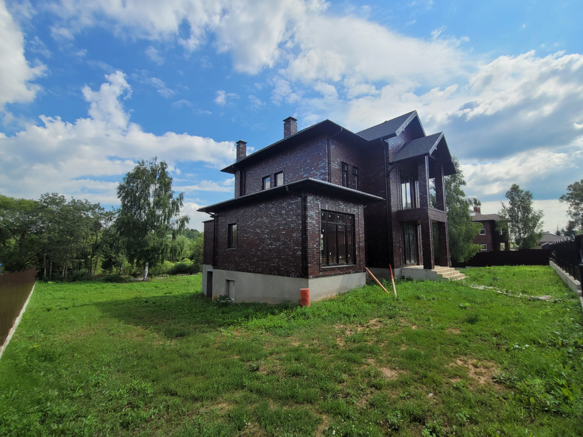 👀 Обзор дома "Веллингтон" у реки Десна!  
📍 Расположение: 20км от МКАД, Новая Ильичевка, живописное место у реки.
📐 Площадь участка: 499 кв | Сетка — социальная сеть от hh.ru