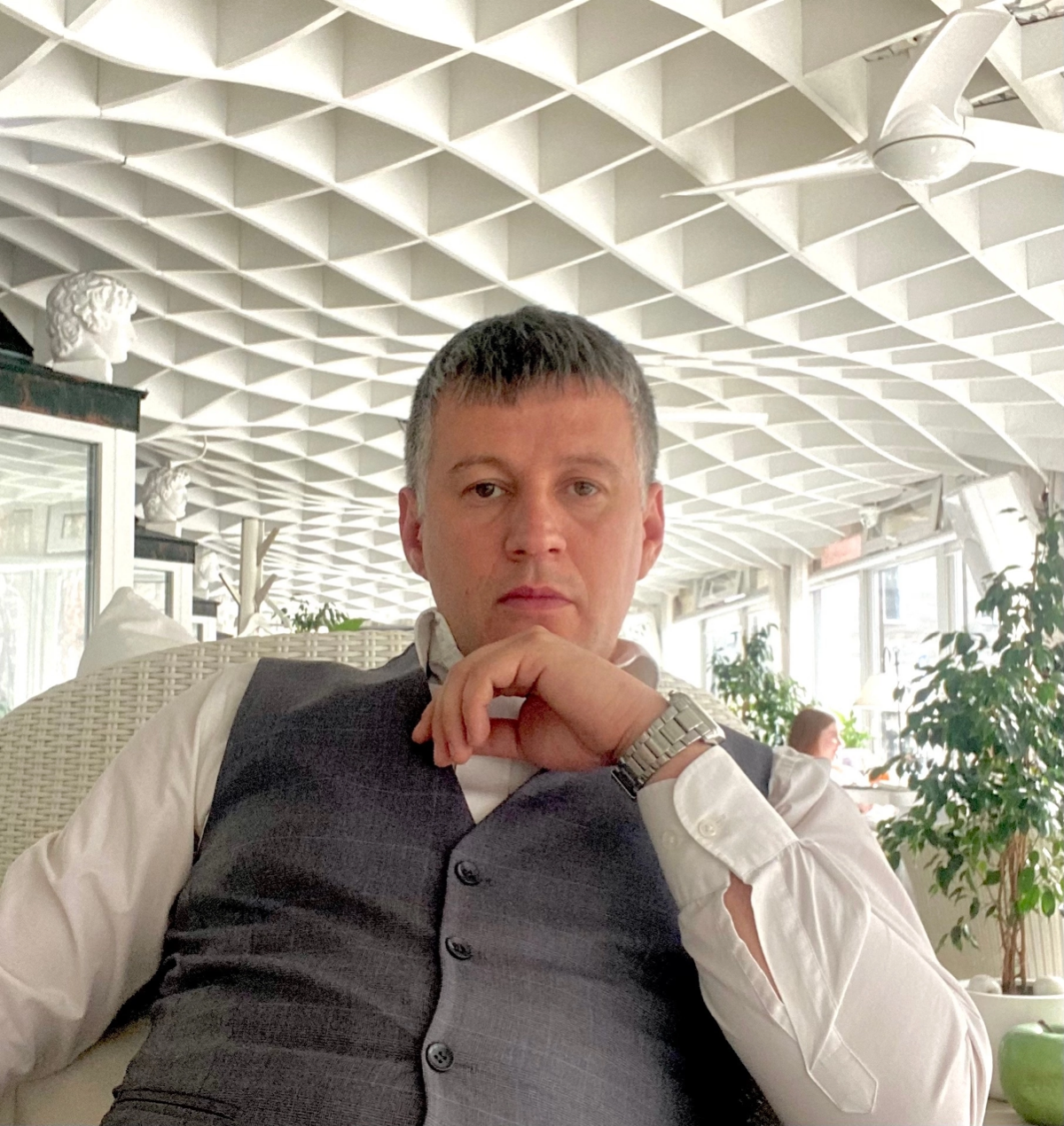 Нельзя дать всем — всё,
ибо всех — много,
а всего — мало..... | Сетка — социальная сеть от hh.ru