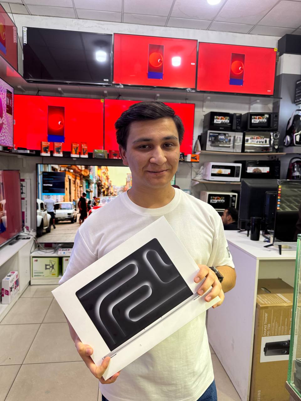 Обновили технику нашему крутому продюсеру и монтажеру подкастов, обещал делать качества намного круче ✌️
Поздравляем! 🎉🥳 
@umedschannel | Сетка — социальная сеть от hh.ru