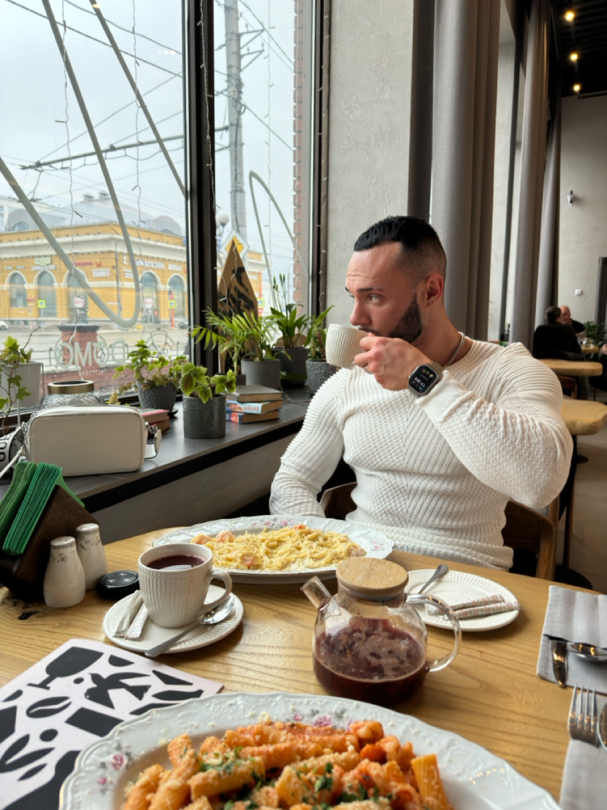 Запомните: есть меньше – не значит голодать.
Достаточно немного уменьшить порцию или заменить жирную пищу на более легкую, например, добавить в рацион больше овощей | Сетка — социальная сеть от hh.ru