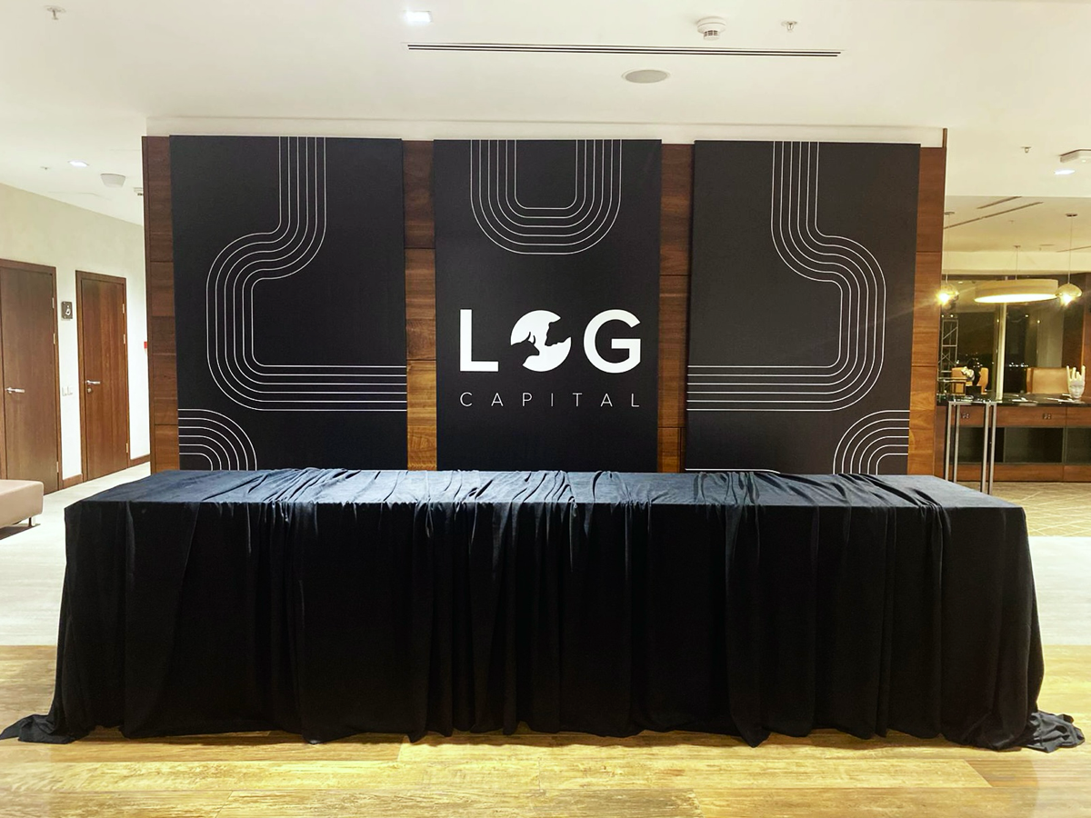 Плюс еще кейс
Задизайнил крупную бизнес-конференцию по трейдингу и инвестициям от компании LOG capital
Забрендировал основное действо, для лекций и спитчей, зону информации ну и аллею спикеров | Сетка — социальная сеть от hh.ru