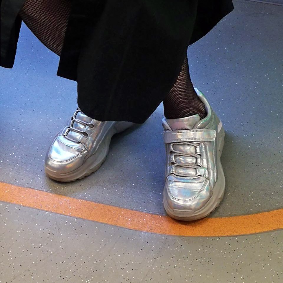Блестящей вам недели!
#обувь #октябрь #2024г #ногимосковскогометро #NMMetro #метро #москва #серебряный #блестящий #кроссы | Сетка — социальная сеть от hh.ru