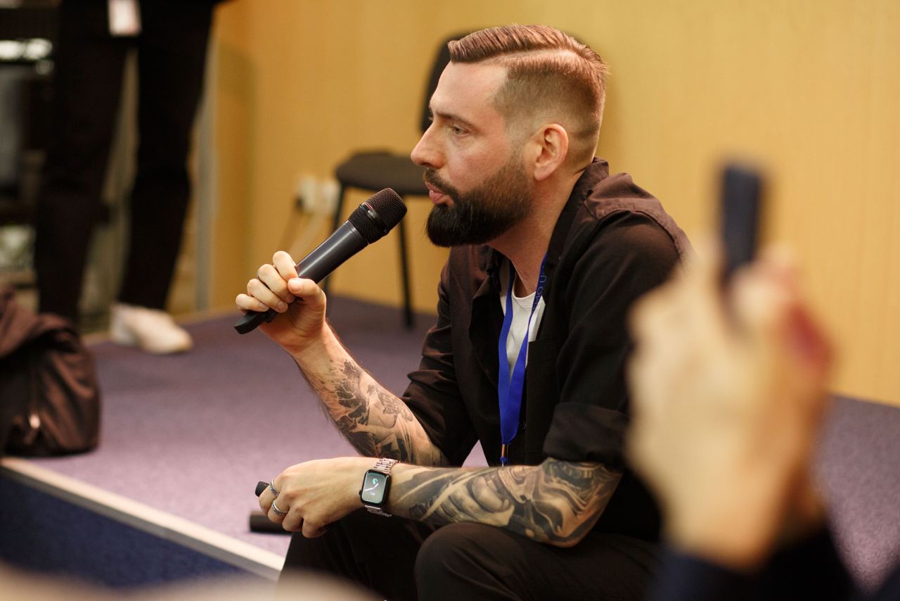 Провели прошлую пятницу с @pawsandcommits и @alekseimusatov отвратительно шутя и гыгыкая над умницами-стартаперами на забавном мероприятии под названием Startup Grill | Сетка — социальная сеть от hh.ru