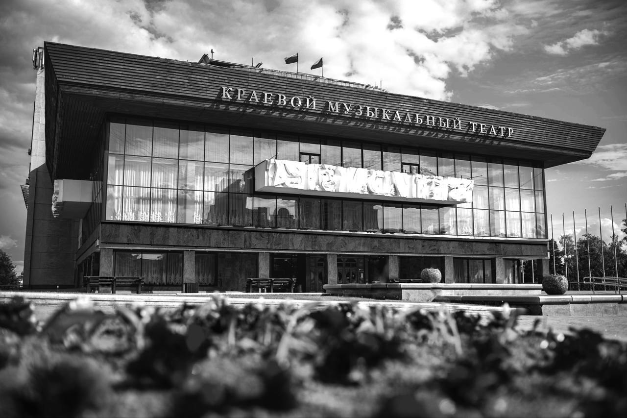 🆘 В сгоревшем Хабаровском краевом музыкальном театре не сработала автоматическая система пожаротушения и пожарный занавес
По информации пресс-службы МЧС России, общая площадь возгорания составил 4 000... | Сетка — социальная сеть от hh.ru