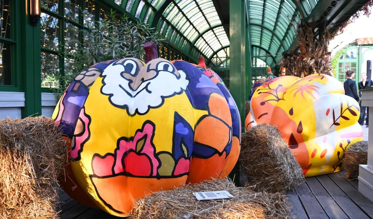 🎃Выставка арт-тыкв проходит на Тверской площади
До 11 октября
Сразу 10 уличных художников расписали 20 арт-объектов в виде тыкв по собственным эскизам | Сетка — социальная сеть от hh.ru