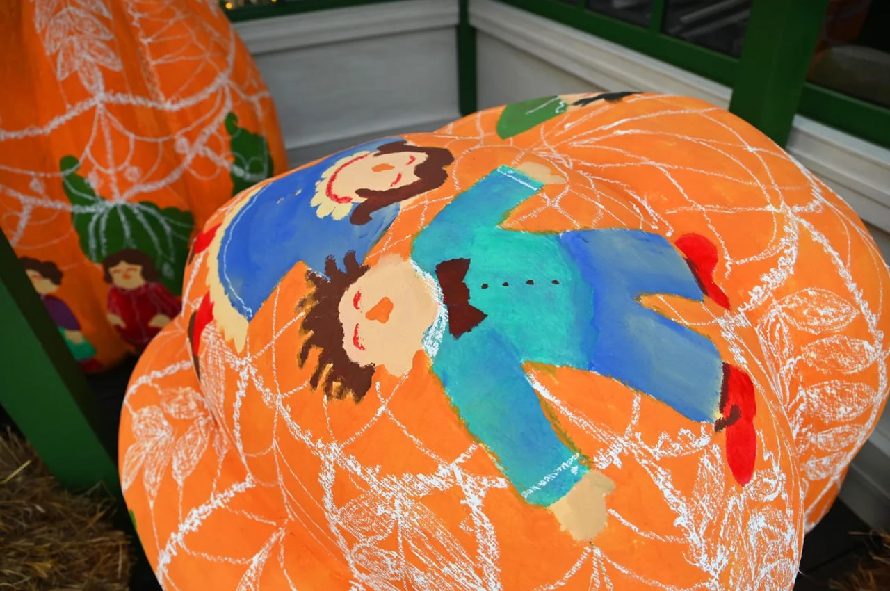 🎃Выставка арт-тыкв проходит на Тверской площади
До 11 октября
Сразу 10 уличных художников расписали 20 арт-объектов в виде тыкв по собственным эскизам | Сетка — социальная сеть от hh.ru